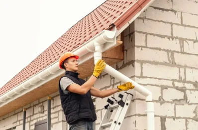 Pose et remplacement de gouttières à Bertric-Burée